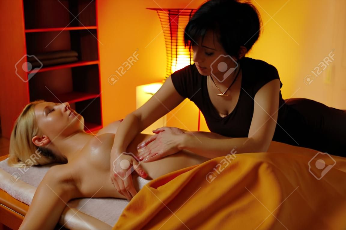 Schöne Frau eine Massage