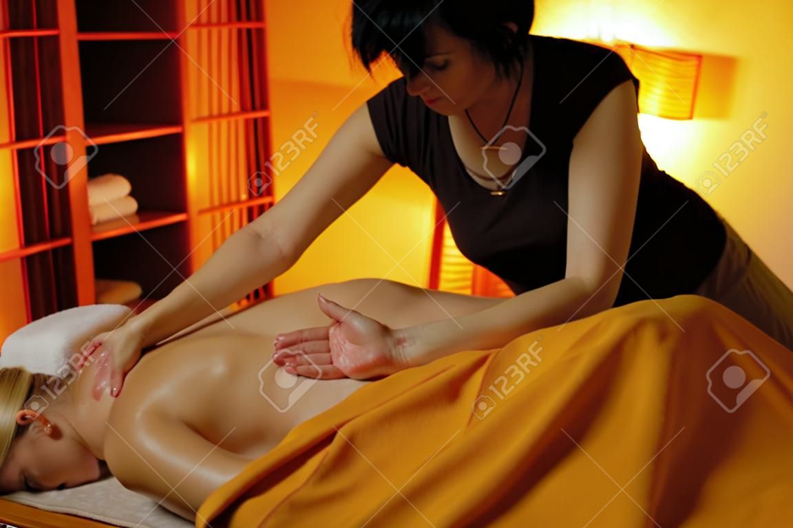 Schöne Frau eine Massage