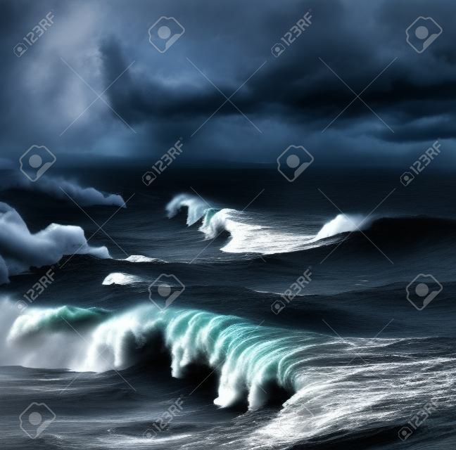Oscuro cielo de tormenta sobre el océano con olas grandes