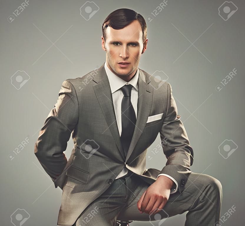 Abbigliamento elegante uomo in abito grigio