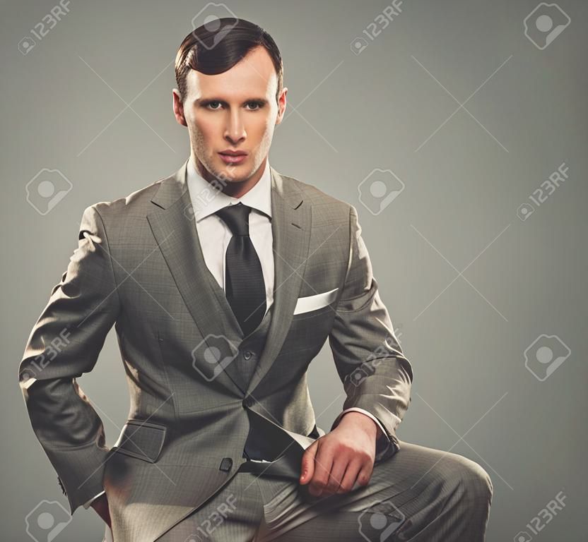 Gut gekleideten Mann in grauen Anzug
