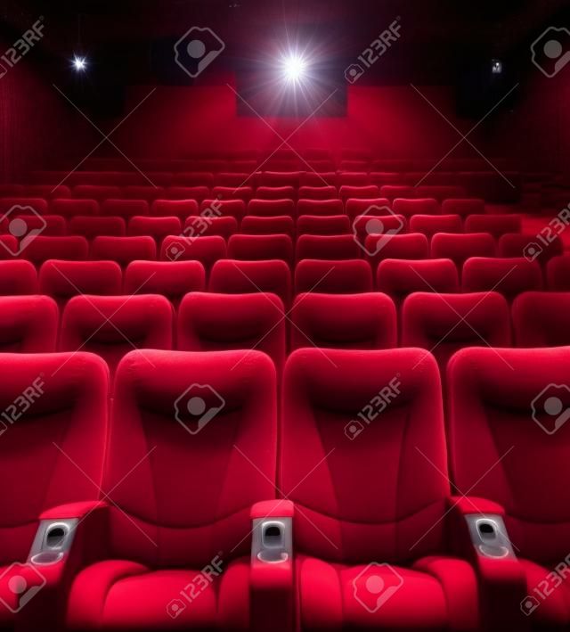 Puste wygodne czerwone fotele z numerami w kinie