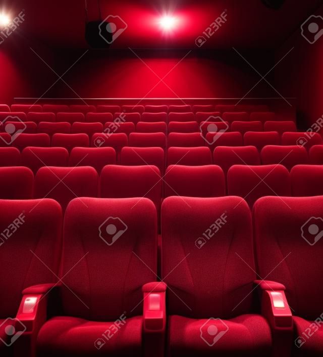 Пустые удобные красные сидения с числами в кино