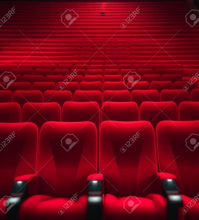 Esvaziar assentos vermelhos confortáveis com números no cinema