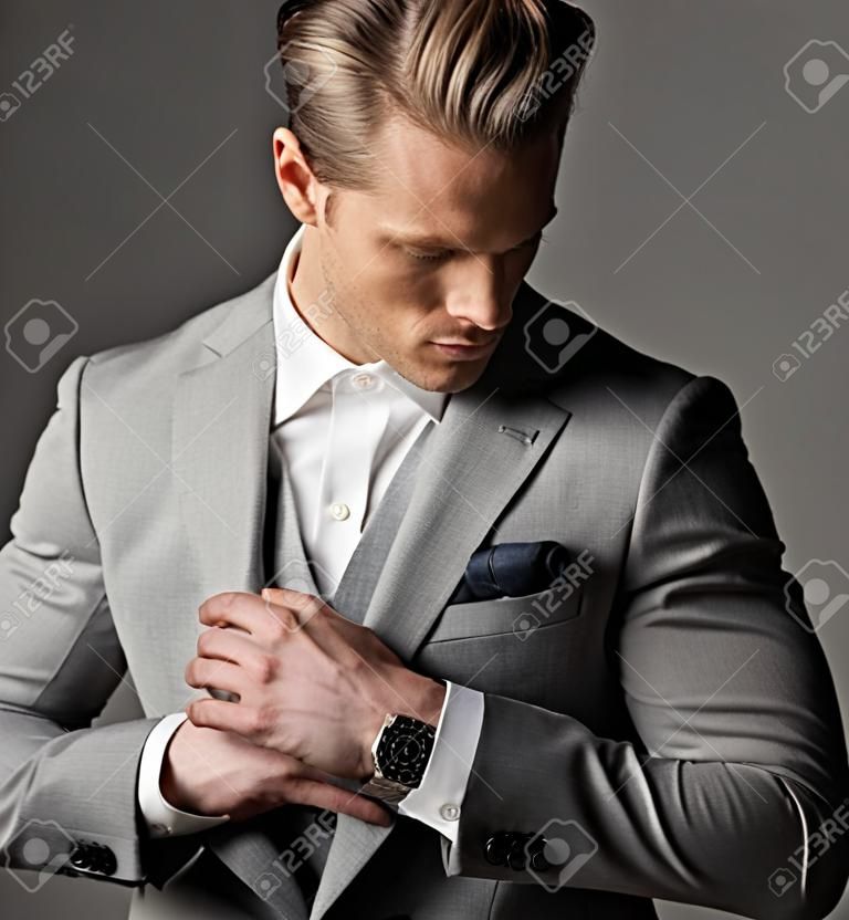 Fiducioso uomo forte vestita in abito grigio