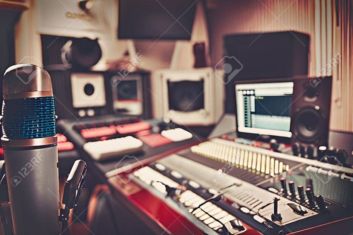 ブティックレコーディングスタジオコントロールデスクのクローズアップ。