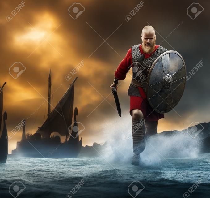 Poważne viking warrior w ataku, biegnąca wzdłuż brzegu z Drakkar w tle.
