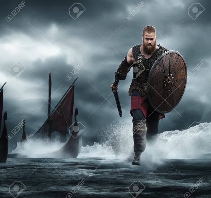 arka planda Drakkar ile kıyısında çalışan saldırıda ciddi Viking savaşçı.
