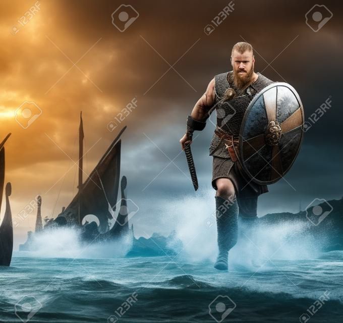 Sérieux guerrier viking dans l'attaque, qui longe la rive avec Drakkar sur le fond.
