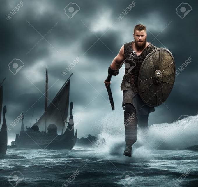 Poważne viking warrior w ataku, biegnąca wzdłuż brzegu z Drakkar w tle.