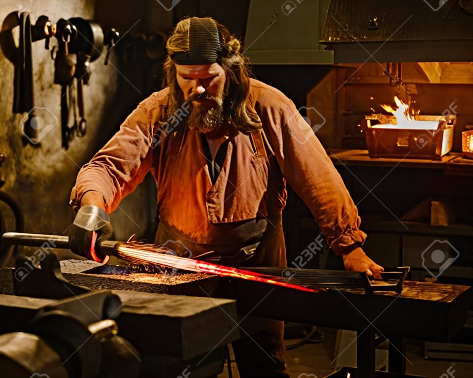 高级铁匠锻造金属液在铁匠的铁砧