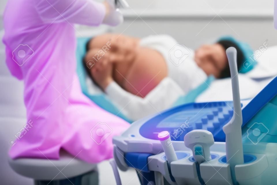 Donna incinta su esame ecografico in ospedale