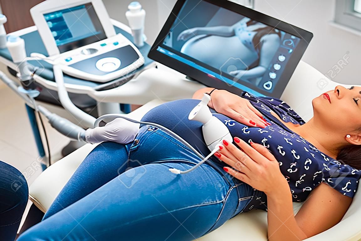 Kobieta w ciąży na badaniu ultrasonograficznym w szpitalu
