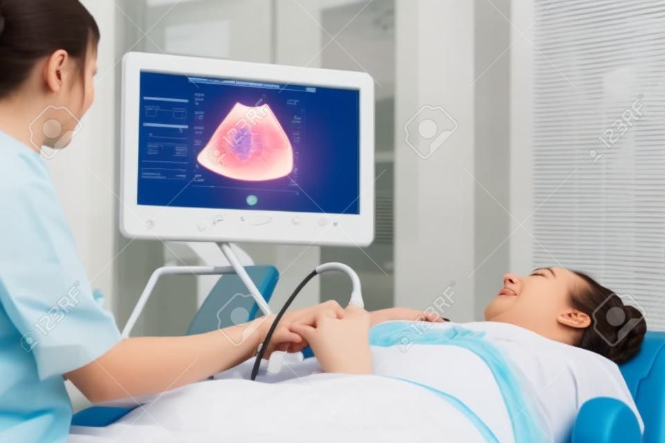 Kobieta w ciąży na badaniu ultrasonograficznym w szpitalu