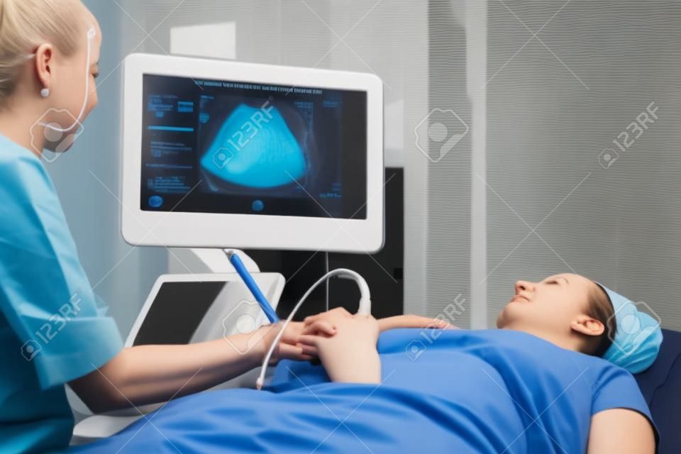 Mulher grávida em exame utltrassonográfico no hospital