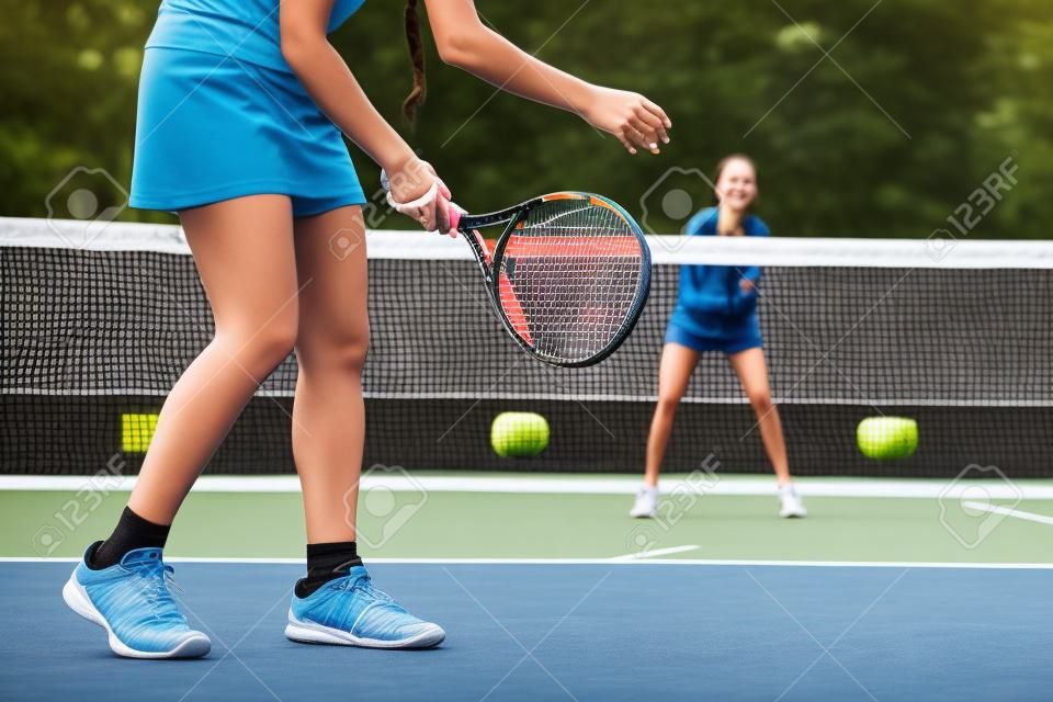 Retrato de duas mulheres jovens que jogam o tênis da pá.