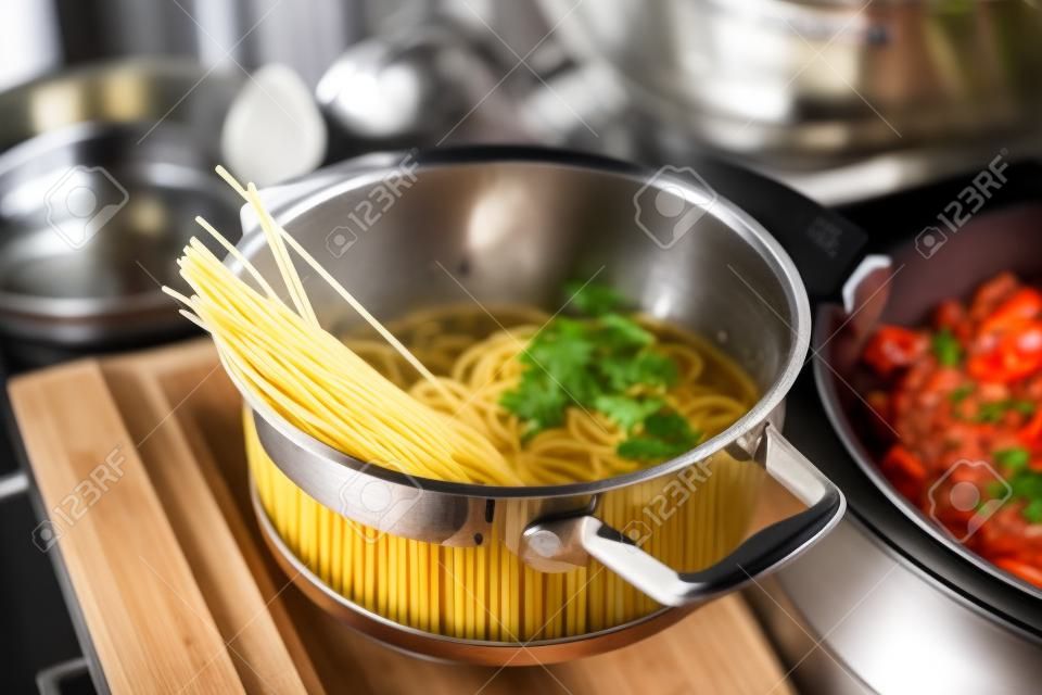 Kochtopf mit kochenden Spaghetti-Nudeln in der Küche. Nahansicht
