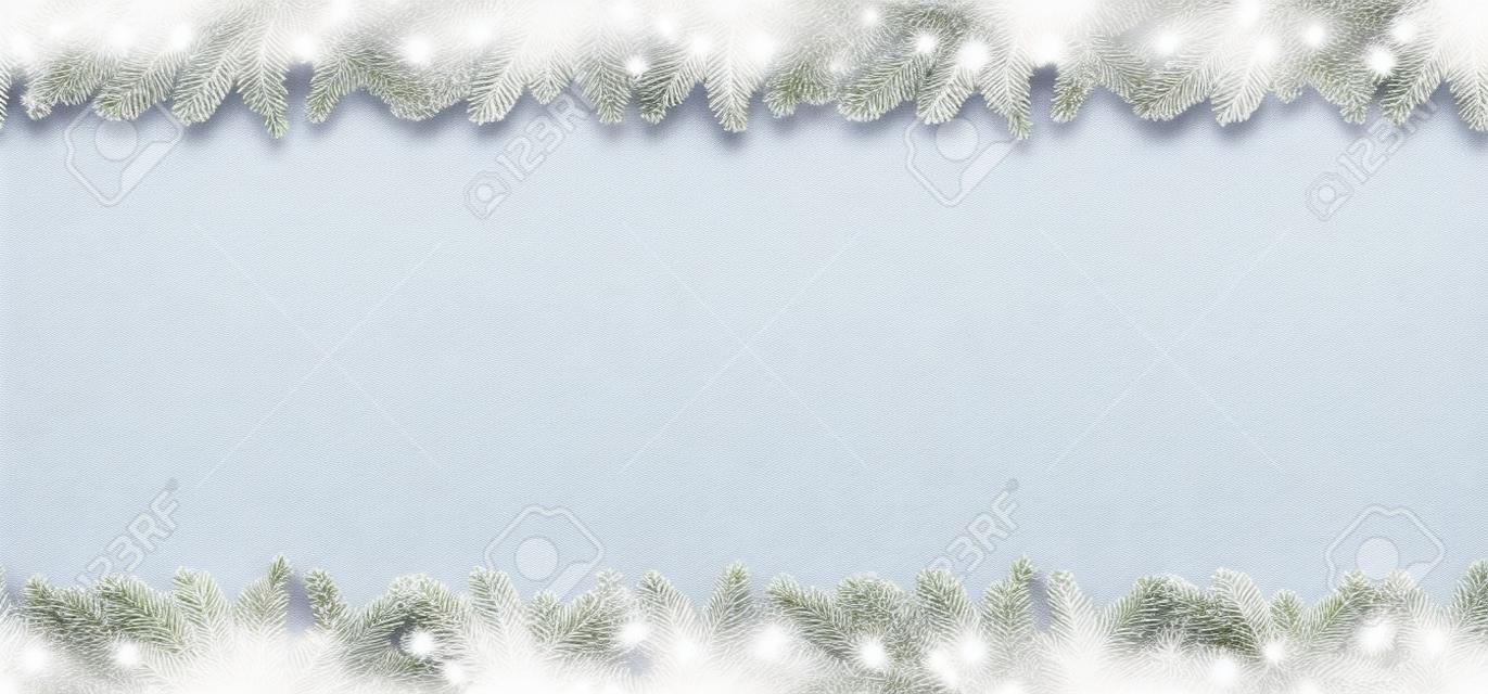 境界線またはクリスマス カードのテンプレートとして白い背景の上のクリスマス ツリーの枝