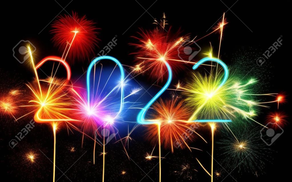2022년 새해 복 많이 받으세요. 검은 배경에 격리된 폭죽을 태워서 만든 2022년의 숫자입니다.
