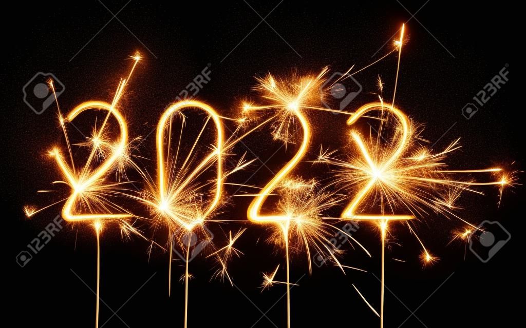 2022년 새해 복 많이 받으세요. 검은 배경에 격리된 폭죽을 태워서 만든 2022년의 숫자입니다.