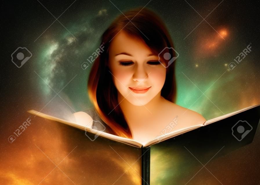 Collage mÅ‚odej kobiety czytania magicznej ksiÄ…Å¼ki