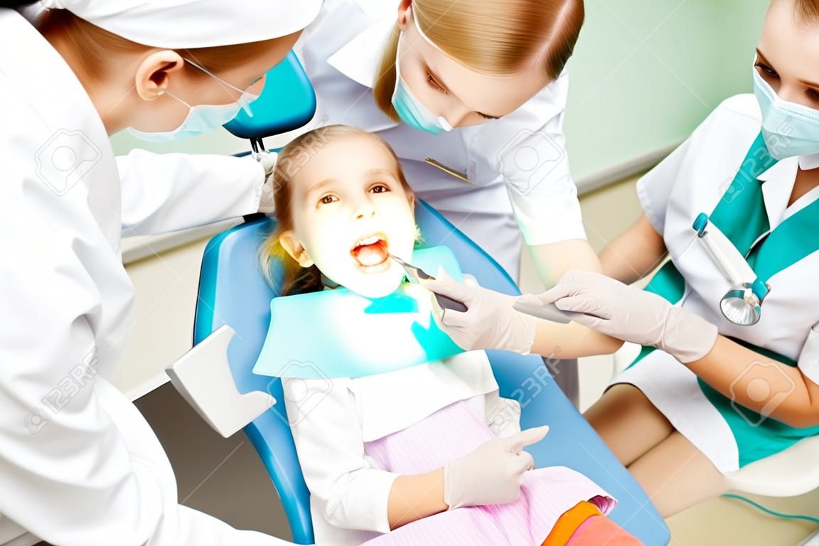 Bambina seduta in ufficio dentisti