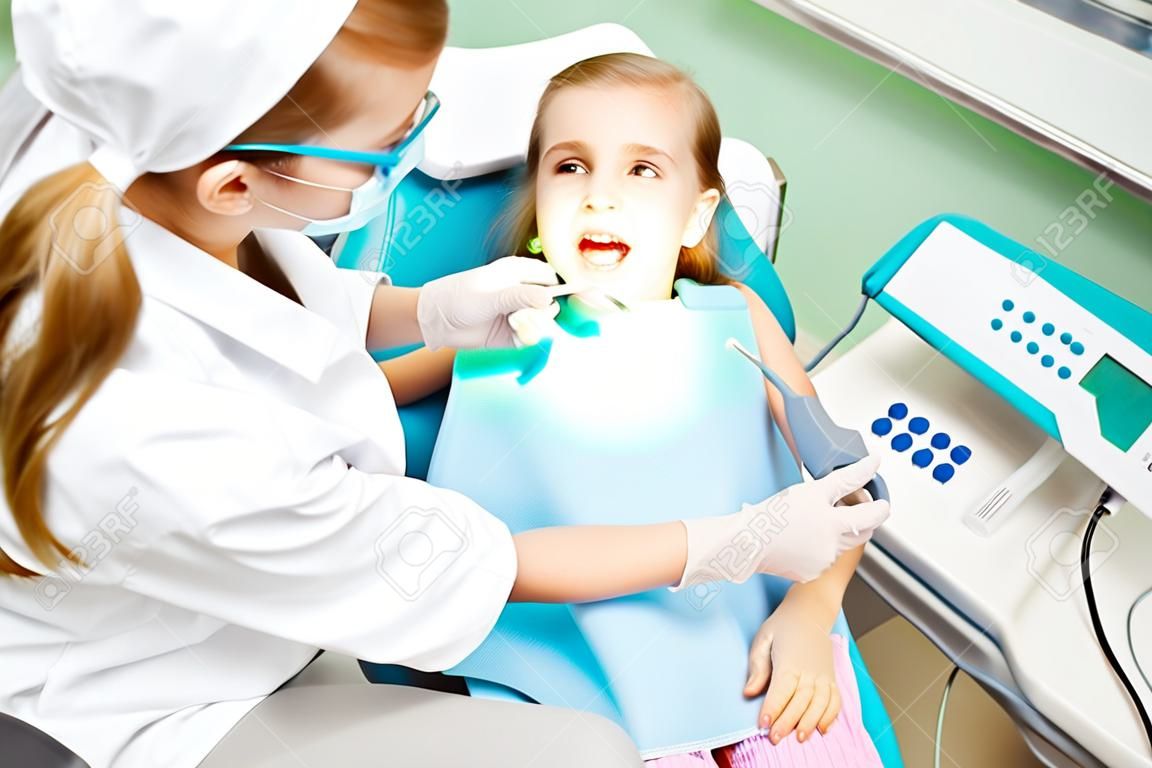 Bambina seduta in ufficio dentisti