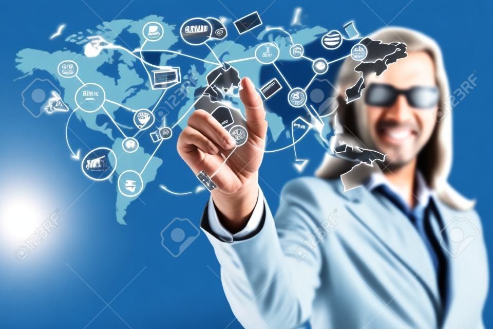 Mundo de los negocios modernos, un hombre de negocios navegación virtual de mapa del mundo