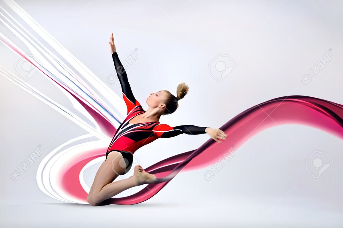Молодая симпатичная женщина в костюме гимнастки показывают спортивные навыки на белом фоне
