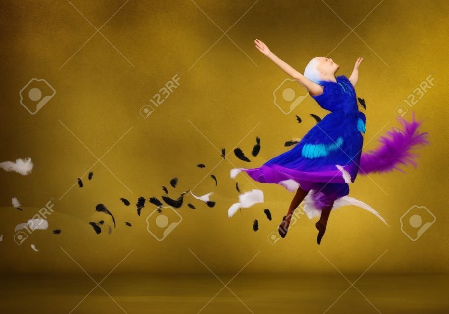 Menina jovem voando entre as penas como um pássaro