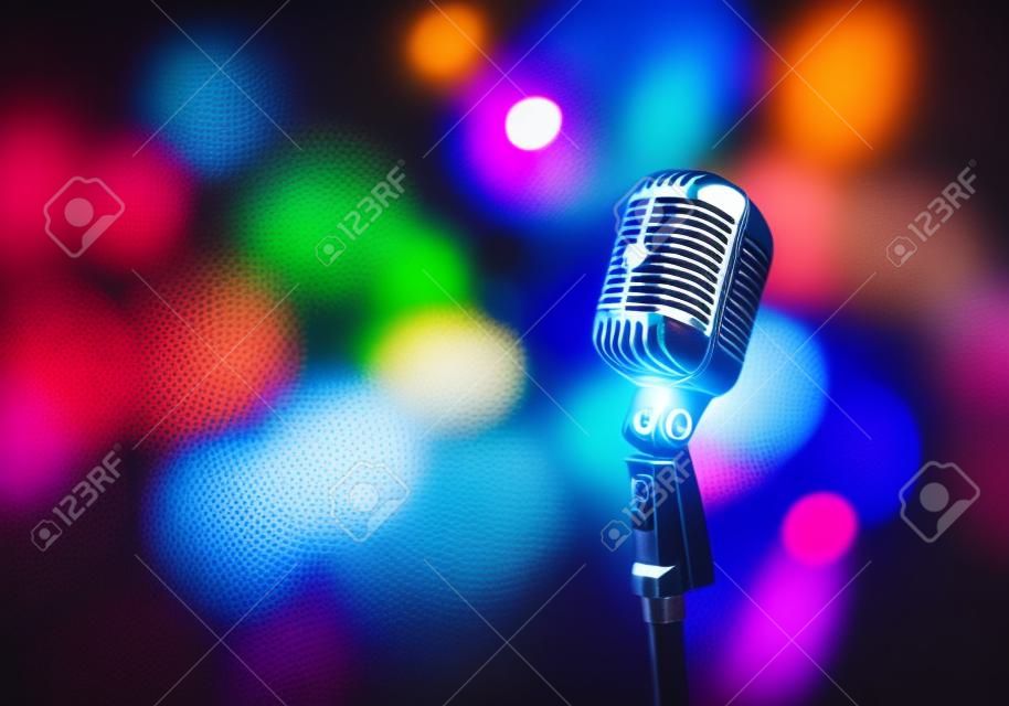 Simple microphone rétro sur fond coloré avec des lumières