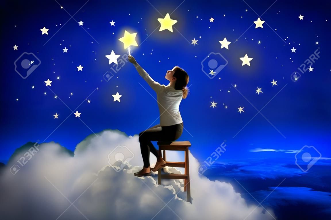 Immagine di giovani stelle di illuminazione donna in cielo notturno