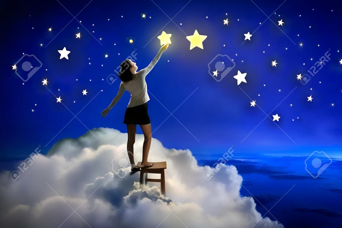 Immagine di giovani stelle di illuminazione donna in cielo notturno