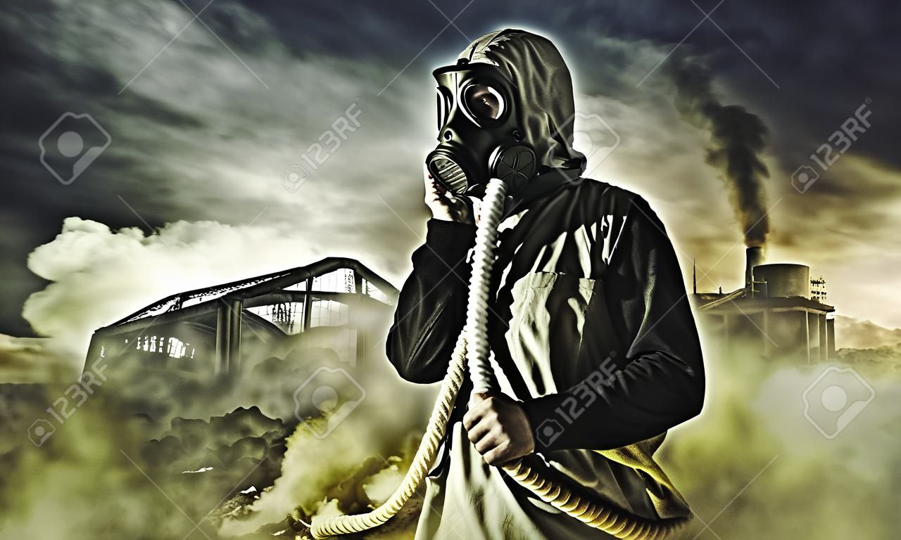 El hombre en la máscara de gas contra el fondo de desastres Concepto de la contaminación