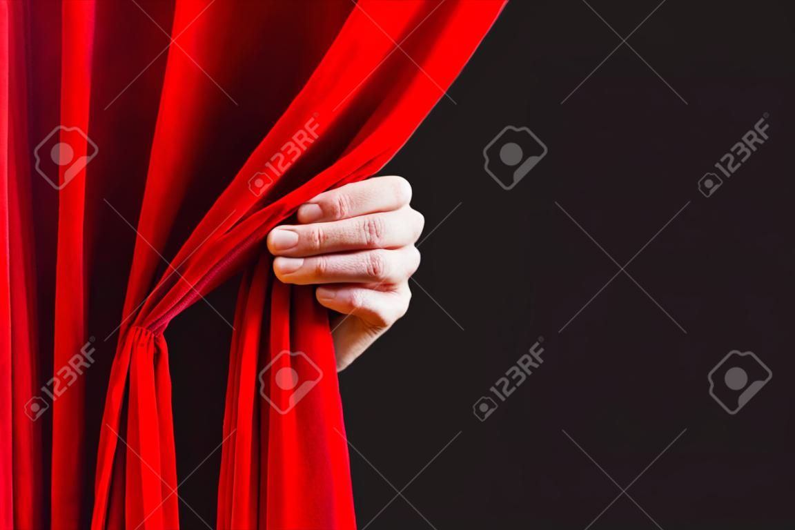 Nahaufnahme von Hand Öffnung roten Vorhang Platz für Text