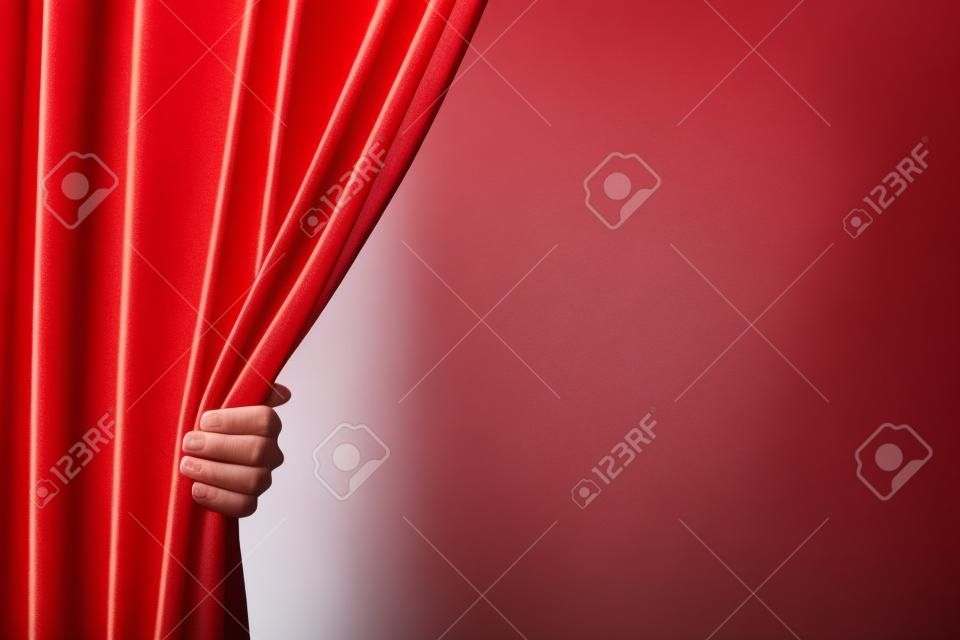 Gros plan de l'ouverture de la main rideau rouge Place pour le texte
