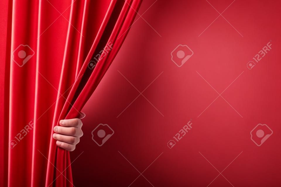 Nahaufnahme von Hand Öffnung roten Vorhang Platz für Text