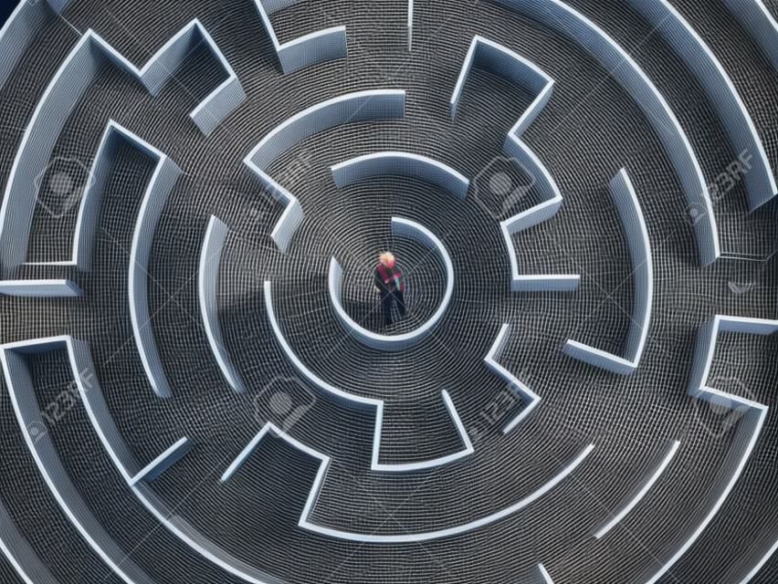 Vista dall'alto di imprenditore di successo in piedi nel centro del labirinto
