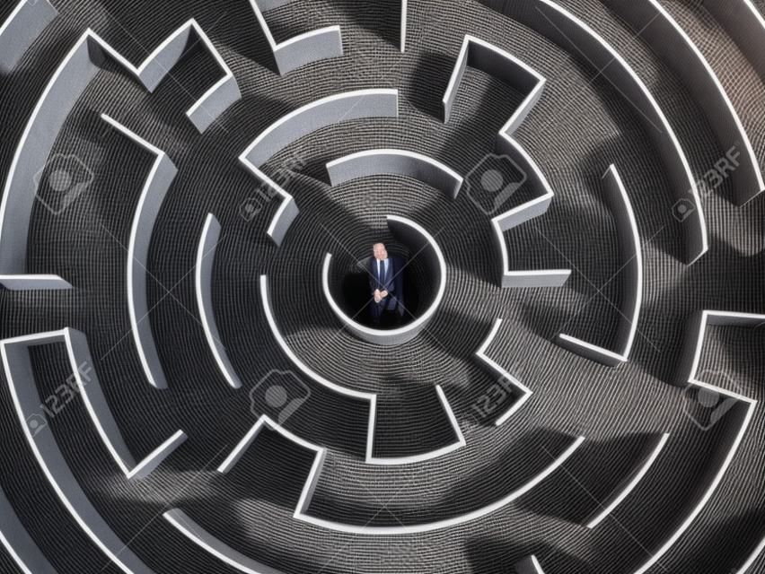 Top uitzicht van succesvolle zakenman staan in het centrum van labyrint