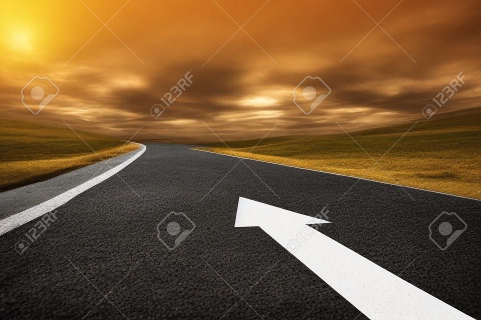 Imagen conceptual de la carretera de asfalto y el sentido de la flecha