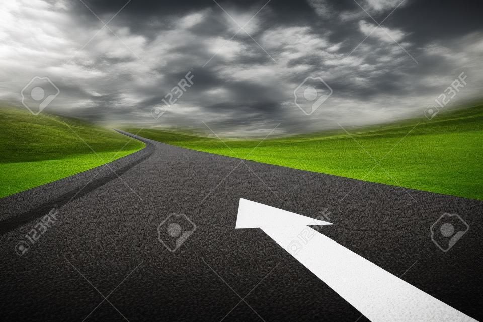 Imagen conceptual de la carretera de asfalto y el sentido de la flecha
