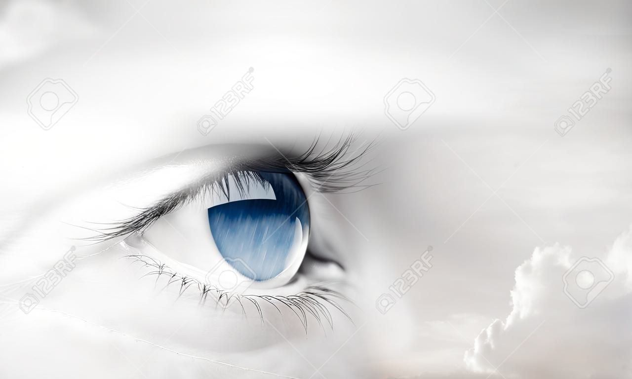 Female blue eye auf bewölkten Himmel Hintergrund