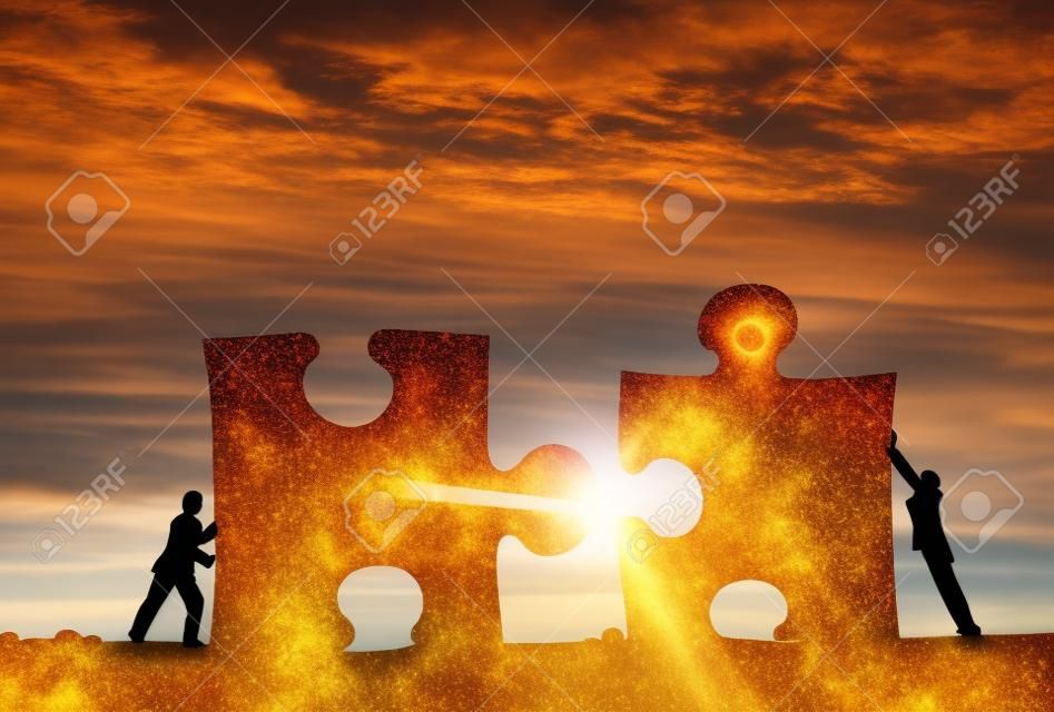 협업 개념을 나타내는 퍼즐 요소를 연결하는 사업 사람들