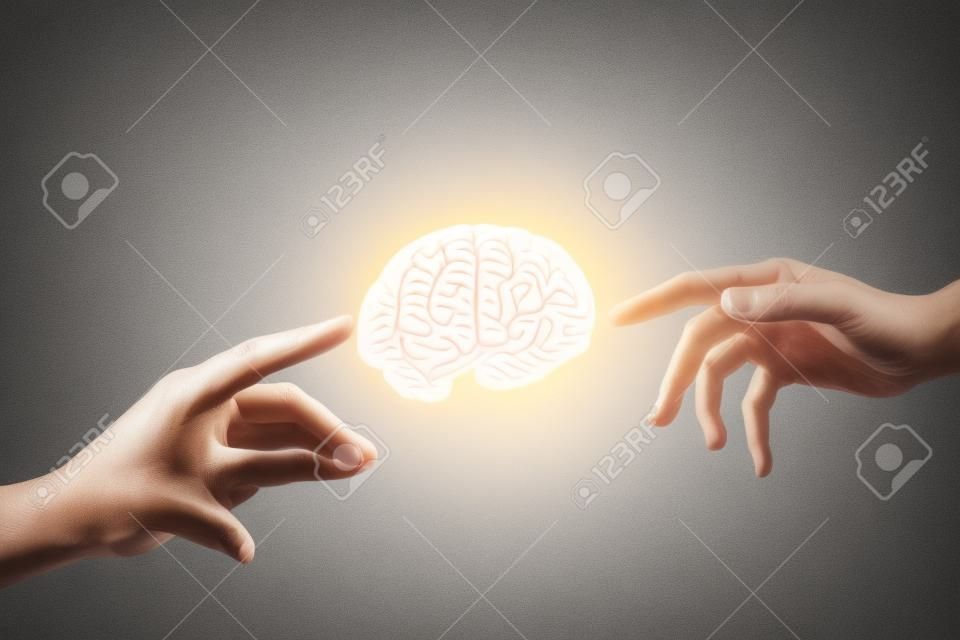 Cierre de tocar la mano del hombre con el cerebro humano dedo
