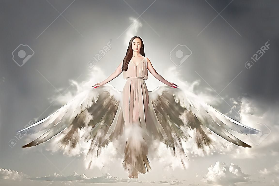 Piękne kobiety w długiej sukni ze skrzydłami w jasnego nieba