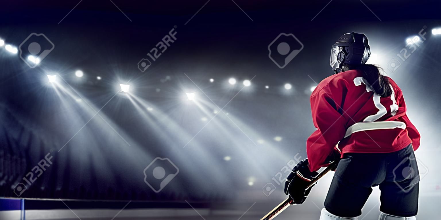 Donna giocatore di hockey su ghiaccio durante una partita