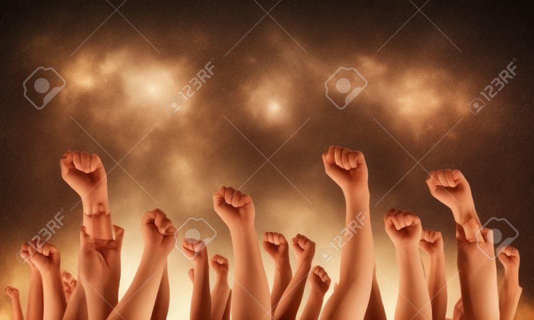 Groep mensen met handen omhoog die gebaren tonen