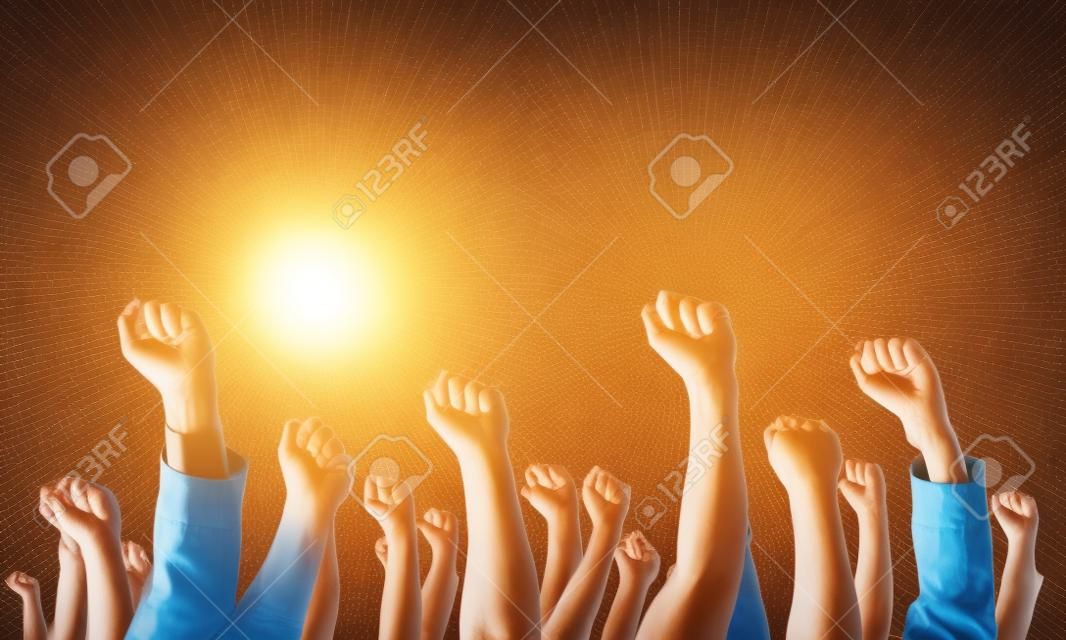 Groep mensen met handen omhoog die gebaren tonen