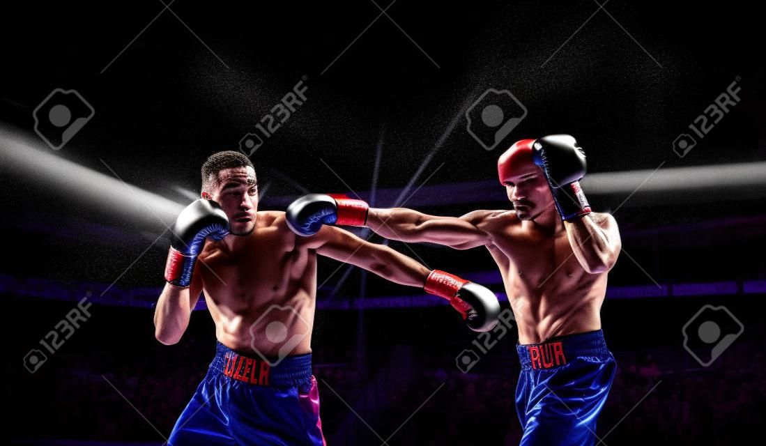 Twee professionele boksers vechten op arena in de schijnwerpers