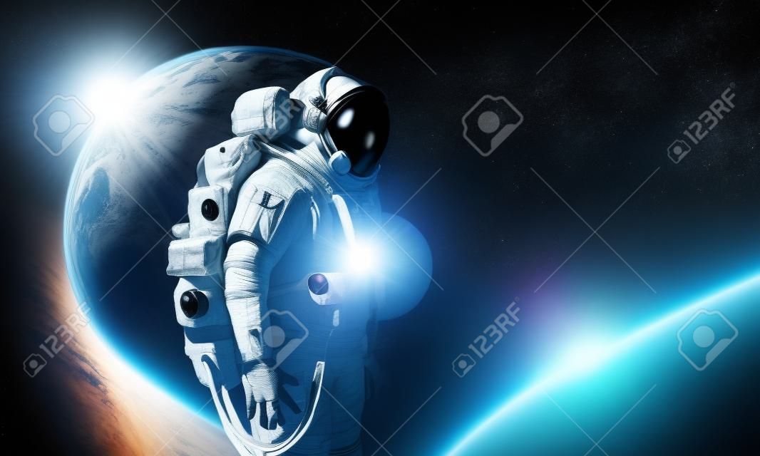 Astronaute en costume spatial.